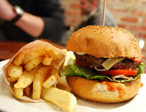 Nutrition : deux burgers valent mieux qu'un seul avec frites