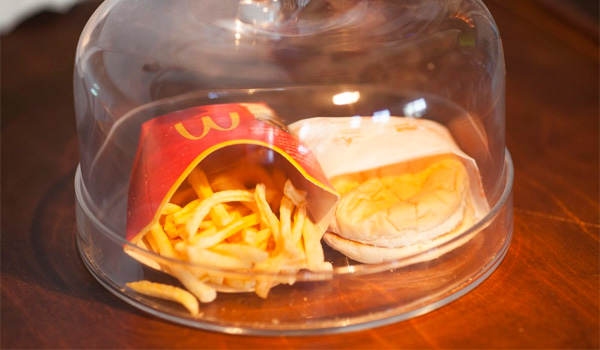 Un Islandais conserve le dernier burger McDo de son pays