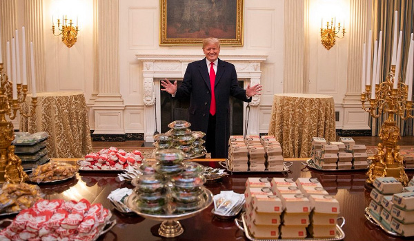 En pleine crise, Donald Trump offre un buffet de hamburgers