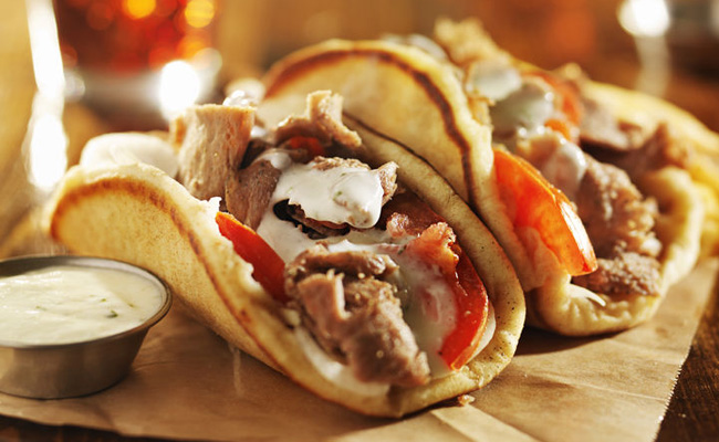 Gyro Burger : recette de sandwich à l&amp;#39;agneau et à la sauce tzatziki