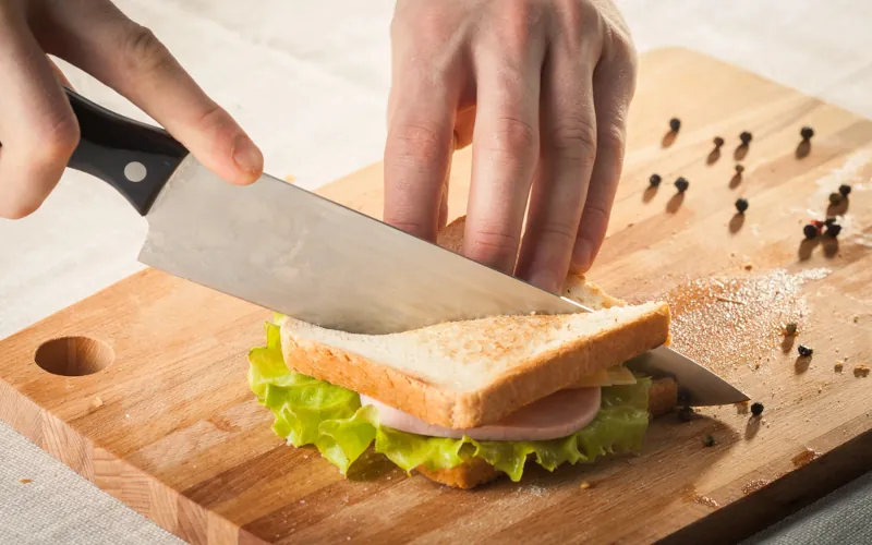 Le bon couteau de cuisine pour chaque étape d'un sandwich