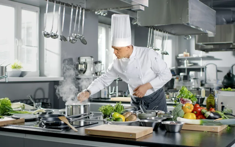 Devenir chef cuisinier professionnel : tout ce qu'il faut savoir