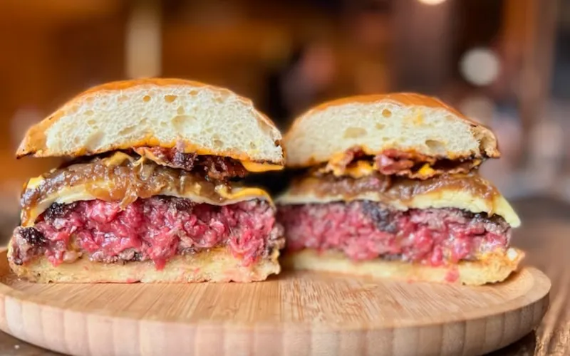Le basketteur Michael Jordan découvre le meilleur burger de sa vie