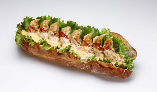 Le hot-dog aux gyoza, nouveauté de la street food japonaise