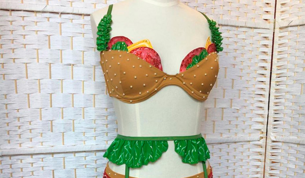 Le set de lingerie féminine pour ressembler à un burger