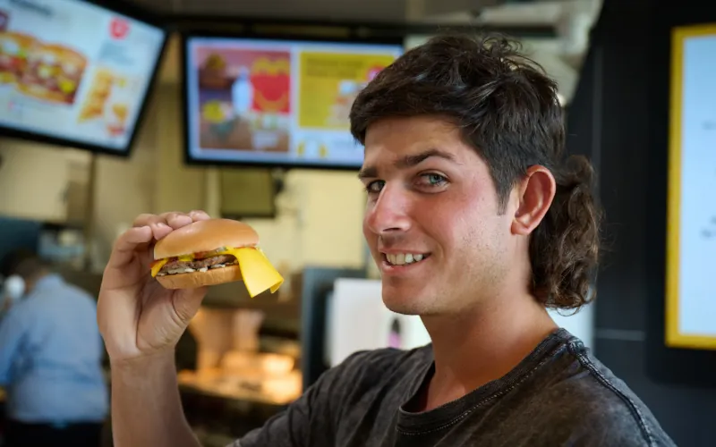 En Nouvelle-Zélande, McDo ose le McMullet inspiré de la coupe mythique, pour cibler la Gen Z 