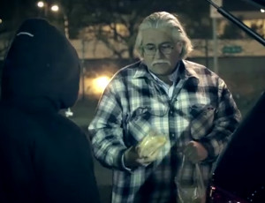 Toutes les nuits, il distribue des sandwichs aux sans-abris