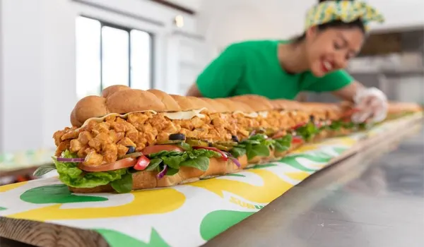 Subway fabrique un sandwich de 7 m pour fêter la reine d