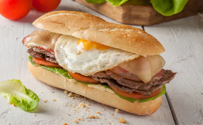El chivito completo : recette de sandwich au boeuf, jambon et oeuf